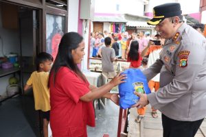 Bakti Sosial Ramadhan Berkah Kapolres Bagikan Sembako di Muara Angke