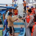 Kapolres Kepulauan Seribu Bagikan Takjil untuk Nelayan dalam Safari Ramadhan