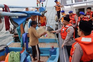 Kapolres Kepulauan Seribu Bagikan Takjil untuk Nelayan dalam Safari Ramadhan