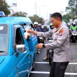 Kapolres Metro Depok dan Ketua Bhayangkari Bagikan Takjil untuk Pengguna Jalan di Depan Mapolres