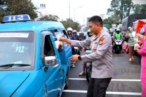 Kapolres Metro Depok dan Ketua Bhayangkari Bagikan Takjil untuk Pengguna Jalan di Depan Mapolres