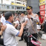 Dikira Ingin Ditilang, Pengendara Diberi Takjil Gratis Oleh Kapolres Metro Jakarta Barat