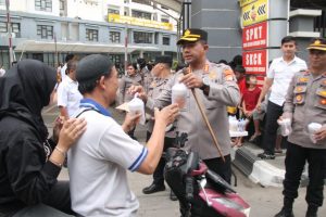 Dikira Ingin Ditilang, Pengendara Diberi Takjil Gratis Oleh Kapolres Metro Jakarta Barat
