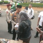 Kapolres Metro Jakpus Berbagi 200 Takjil dan 200 Minuman Untuk Warga Tanah Abang