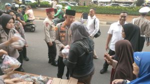 Kapolres Metro Jakpus Berbagi 200 Takjil dan 200 Minuman Untuk Warga Tanah Abang
