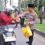 Kapolres Metro Bekasi Berbagi Takjil untuk Pengguna Jalan di Bulan Suci Ramadhan