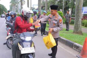 Kapolres Metro Bekasi Berbagi Takjil untuk Pengguna Jalan di Bulan Suci Ramadhan