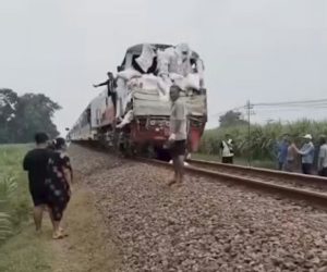Truk Muatan Pupuk Tertabrak Kereta Api Di Seketi Ngadiluwih, 4 Orang Luka Serius