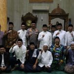 Kapolres Metro Depok dan Wali Kota Laksanakan Tarawih Keliling di Masjid Al-Barkah