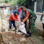 Babinsa Koramil 03/Teluk Pucung Bersama Aparat Kelurahan Lanjutkan Kegiatan Pembersihan Lumpur dan Sampah Pasca Banjir