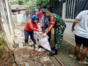 Babinsa Koramil 03/Teluk Pucung Bersama Aparat Kelurahan Lanjutkan Kegiatan Pembersihan Lumpur dan Sampah Pasca Banjir