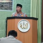 Kapolres Metro Jakarta Pusat Sholat Tarawih dan Tadarus Bersama Warga di Masjid Al Muhajirin