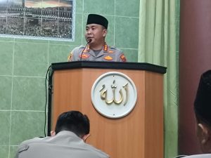 Kapolres Metro Jakarta Pusat Sholat Tarawih dan Tadarus Bersama Warga di Masjid Al Muhajirin
