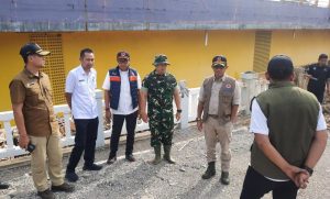 Siap Dilalui Pengguna Jalan, Kepala BNPB Didampingi Kasdim 0507/Bekasi Tinjau Jembatan Sementara di Kemang Pratama