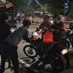 Babinsa Jatiraden Dan Bhabinkamtibmas Bagikan Makan Sahur Gratis Kepada Warga Jalanan