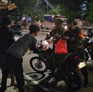 Babinsa Jatiraden Dan Bhabinkamtibmas Bagikan Makan Sahur Gratis Kepada Warga Jalanan