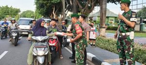 Indahnya Berbagi, Mitra Jalak Kodim 0505/Jakarta Timur Bagikan Takjil