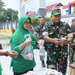 Warga Kodim 1710/Mimika Kembali Bagikan Takjil Gratis Buka Puasa Kepada Masyarakat Pengguna Jalan