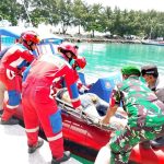 Babinsa Pulau Pari Serda Nurcholis ikut berperan aktif mengevakuasi mayat terapung di perairan Barat laut pulau pari