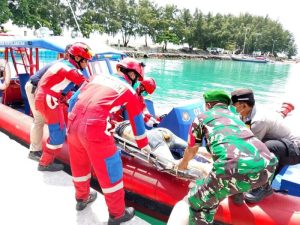 Babinsa Pulau Pari Serda Nurcholis ikut berperan aktif mengevakuasi mayat terapung di perairan Barat laut pulau pari