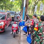 Anggota Koramil 01/Menteng Berkolaborasi Dengan Hotel Des Indes Menteng Bagikan Takjil