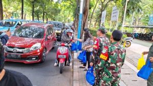 Anggota Koramil 01/Menteng Berkolaborasi Dengan Hotel Des Indes Menteng Bagikan Takjil