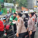 Polsek Ciputat Timur Bagikan Takjil ke Pengendara dan Warga di Jalanan