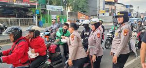 Polsek Ciputat Timur Bagikan Takjil ke Pengendara dan Warga di Jalanan
