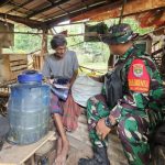 Babinsa Jatiraden Berikan Bantuan Sembako untuk Pak Bodong yang Hidup Sebatangkara