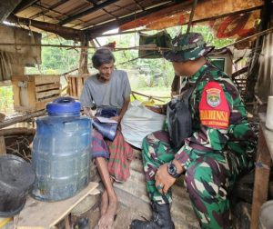 Babinsa Jatiraden Berikan Bantuan Sembako untuk Pak Bodong yang Hidup Sebatangkara