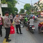 Polsek Cengkareng Bagikan Ratusan Takjil ke Warga
