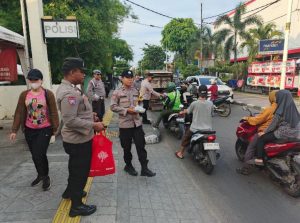 Polsek Cengkareng Bagikan Ratusan Takjil ke Warga