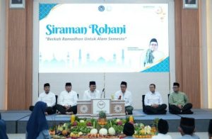 Kepala Kanwil Ditjen Imigrasi Jawa Timur Berbagi Takjil di Kantor Imigrasi Kediri