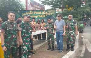 Jelang Berbuka Puasa Kodim 0501/JP Bagikan Takjil