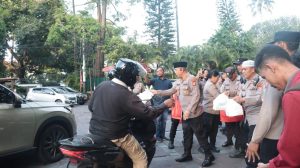 Kapolres Metro Jakarta Pusat Gelar Patroli Ramadhan Sambil Bagikan Takjil