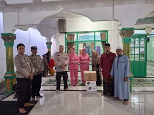 Polsek Laguboti Bersama Bhayangkari Berbagi Takjil dan Buka Puasa di Masjid Nurul Iman