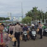 Bagi-bagi Takjil, Polisi Ditpamobvit PMJ Gelar Buka Puasa Bareng Warga di Depan DPR