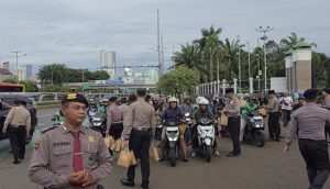 Bagi-bagi Takjil, Polisi Ditpamobvit PMJ Gelar Buka Puasa Bareng Warga di Depan DPR