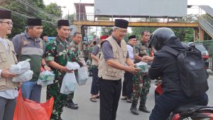 Berbagi Kebaikan, Koramil 01/Kranji Bersinergi dengan LDII Bagikan Takjil Gratis Jelang Buka Puasa