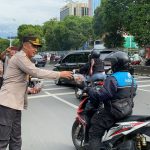 Kapolsek Matraman Bersama Mahasiswa UIJ Gelar Bakti Sosial Pembagian Takjil dan Air Mineral di Bulan Suci Ramadhan