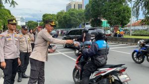 Kapolsek Matraman Bersama Mahasiswa UIJ Gelar Bakti Sosial Pembagian Takjil dan Air Mineral di Bulan Suci Ramadhan