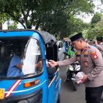 Kebersamaan di Ramadhan: Kapolsek Senen dan Mahasiswa PB PMII Berbagi Takjil untuk Warga