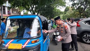 Kebersamaan di Ramadhan: Kapolsek Senen dan Mahasiswa PB PMII Berbagi Takjil untuk Warga