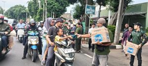 Berkah Ramadhan, Mitra Jalak Pusat 1 Bersama Kodim 0505/Jakarta Timur Bagikan Takjil