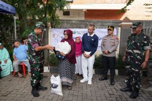 Danrem 052/Wkr Serahkan Sembako Secara Simbolis di Kelurahan Kapuk, Dukung Kegiatan Berbagi Ramadan Buddha Tzu Chi