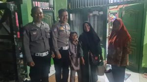 Anggota Lantas Polsek Ciputat Timur Bantu Ibu dan Anak yang Kehabisan Tiket Bus
