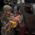 Aksi Heroik TNI Puncak Jaya Evakuasi Anak Papua yang Sakit ke RS Mulia