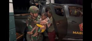 Aksi Heroik TNI Puncak Jaya Evakuasi Anak Papua yang Sakit ke RS Mulia