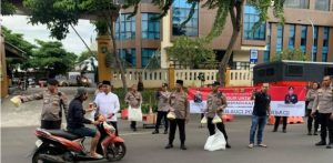 Kasat Reskrim Polres Metro Jakarta Pusat Turun ke Jalan! 100 Box Takjil Dibagikan, Warga: “Polisi Dermawan, Hati Mulia!”