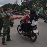 Babinsa Harapan Jaya Koramil 03/Telukpucung Bersama Mitra Jaya Sub Rayon Utara Berbagi Takjil Gratis kepada Warga